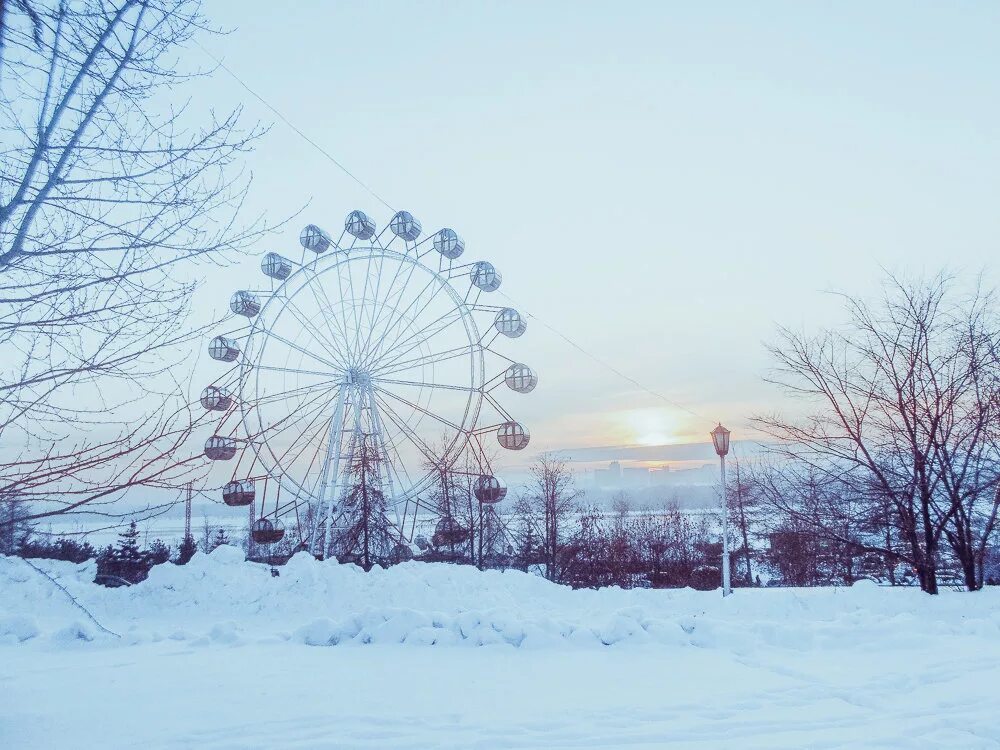 колесо обозрения москва вднх зимой. киров парк имени кирова колесо обозрения. парк гагарина новое колесо обозрения. колесо обозрения работает зимой. колесо обозрения работает зимой.