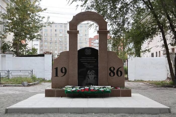 Памятник чернобыльцам Копейск. Памятник ликвидаторам ЧАЭС В Копейске. Памятник чернобыльцам Энгельс. Монумент Победы Копейск.