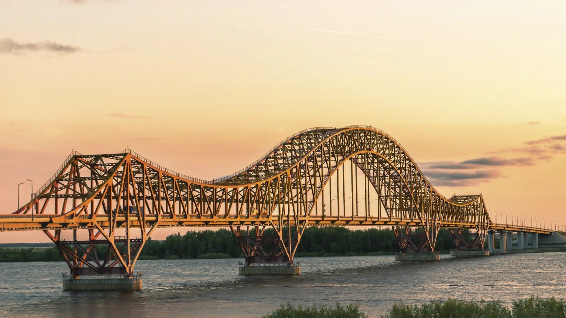 Сколько ушло металла на мост красный дракон. Мост в Ханты-Мансийске красный. Мост дракон в Ханты-Мансийске. Мост через Иртыш в Ханты-Мансийске. Красный дракон Ханты-Мансийск.