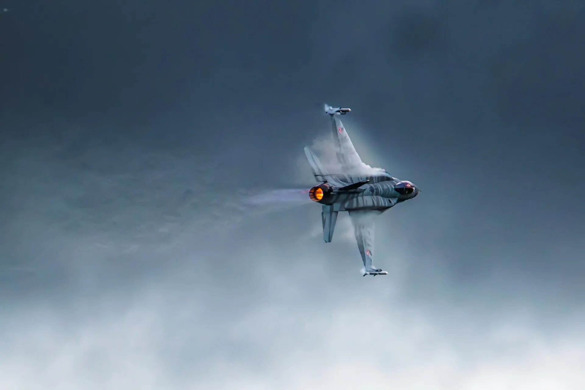Сегодня летал истребитель. F16 истребитель. General Dynamics f-16 Fighting Falcon. Истребитель летит. Полет на истребителе.