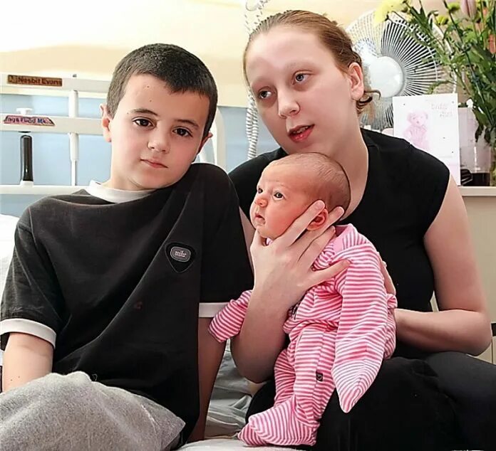 История приемной семьи. Самый младший папа. Юный отец мальчик. Шантель стедман. Принц джордж уэльский 2022.