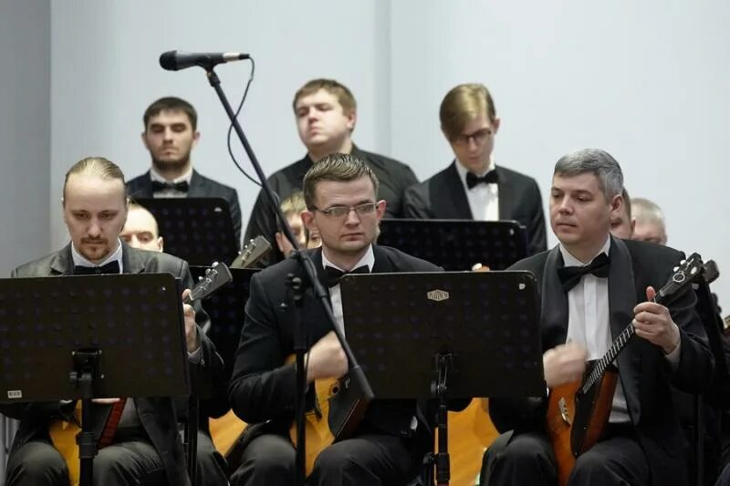 Оркестр балалаечников. Балалайка в оркестре. Группа балалаек в оркестре. Балалаечный оркестр Черноярова. Оркестр балалаечников 9 человек.