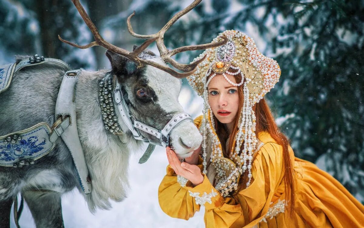 Фотосессия с оленем зимой. Девушка олень фотосессия. Слушать песню девушка с оленьими. Слушать песню девушка с оленьими. Девочка с оленьими глазами.