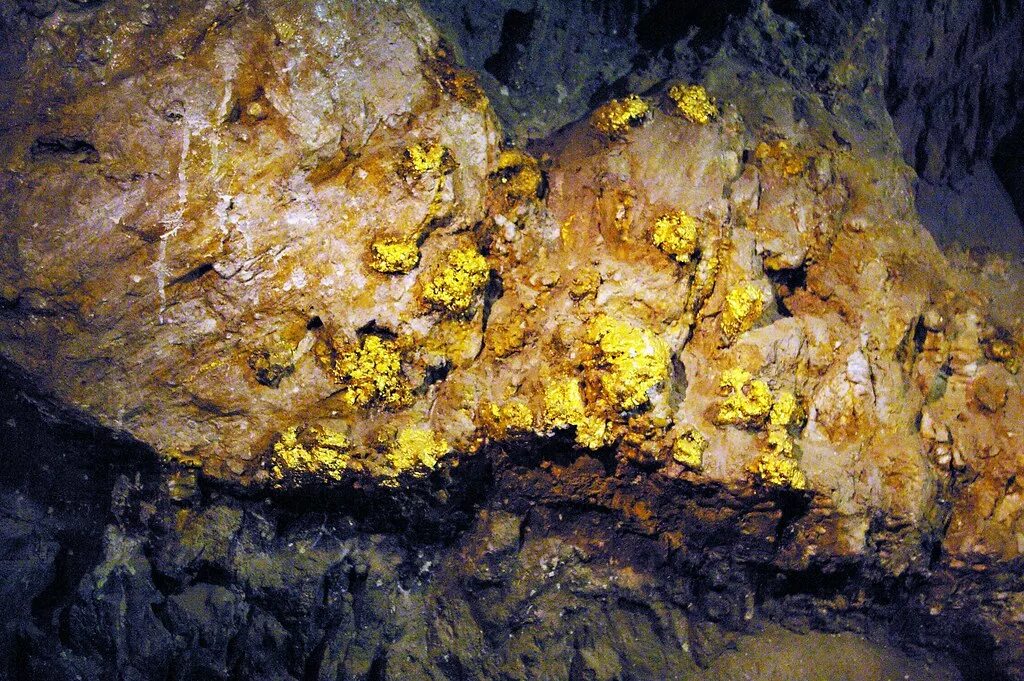 Эльдорадо месторождение золота. Золотой рудник Шахты. Золото урановое месторождение Витватерсранд. Золото в земле. Самая богатая руда