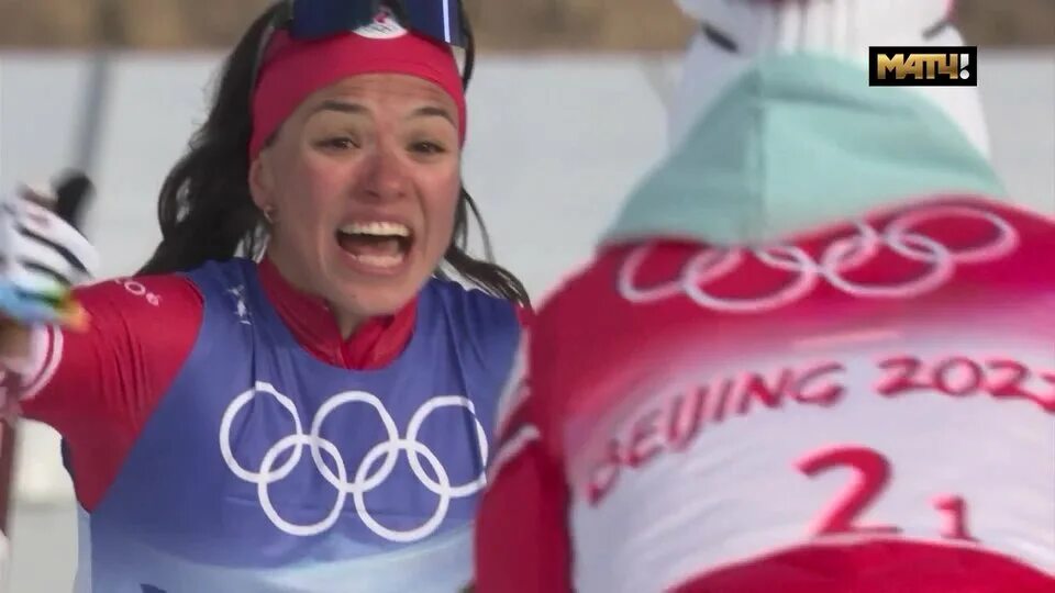 Лыжные гонки женщины финиш. Сборная России по лыжам женщины состав 2022. Лыжник победил на финише.