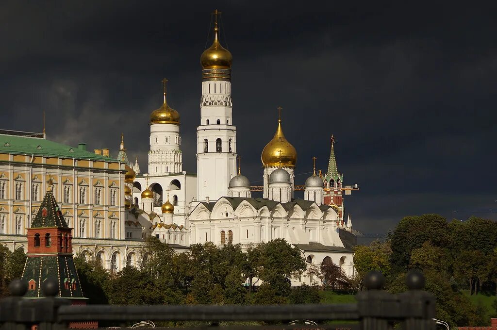 Колокольня ивана. Колокольня Ивана Великого, Москва, Кремль. Храм колокольня Ивана Великого Московского Кремля. Звонница Ивана Великого в Кремле. Ансамбль колокольни Иван Великий Московского Кремля.