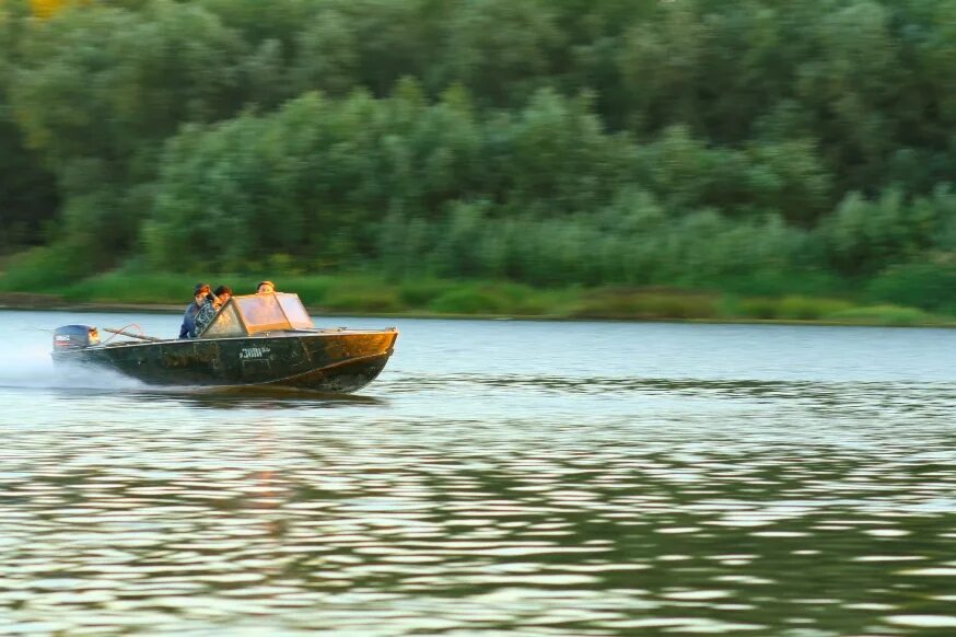 Рассекая воду плывет по реке катер впр. Моторная лодка на реке. Катер на реке. Моторка на реке. Речные моторные лодки.