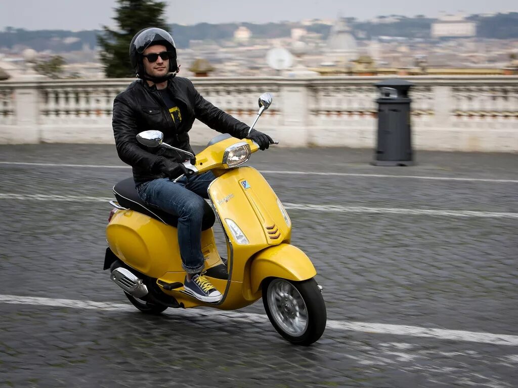 Первый скутер. Vespa Sprint 125. Мопед итальянский Веспа. Скутер Веспа в Италии. Мотороллер Италия Vespa.