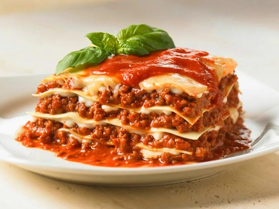 Лазанья с фаршем и помидорами. Лазанья италия. лазанья (lasagne). паста лазанья болоньезе. итальянская лазанья.