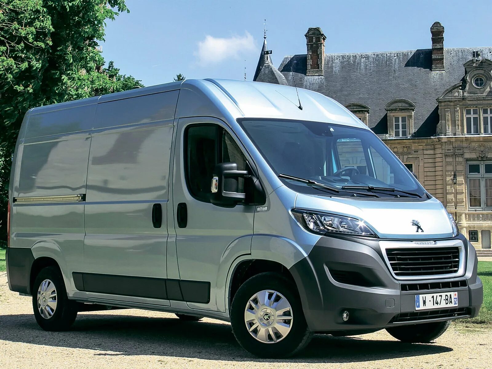 Купить б/у Peugeot Boxer дизель механика в Москве: белый цельнометаллический фур