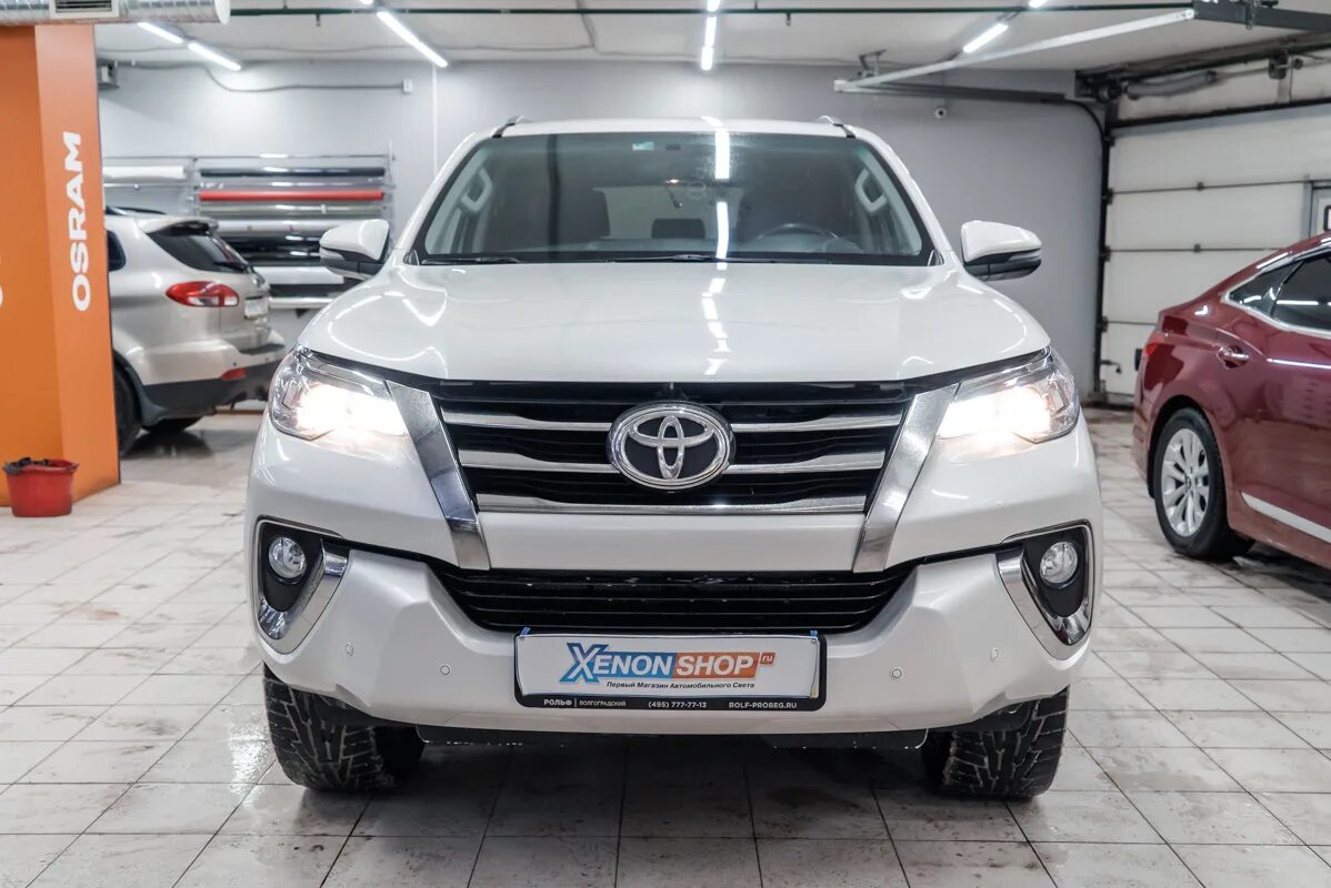 Габаритные лампы тойота фортунер. Фара тойота фортунер. Fortuner передний плафон. Toyota fortuner 2013. Fortuner 2005.