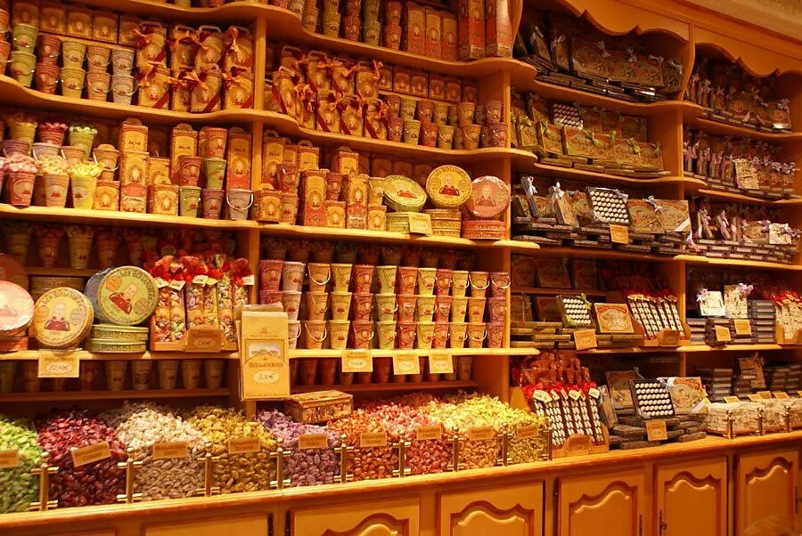 Прилавок со сладостями. Погреб для овощей. Заготовки на зиму в погребе. Сладость в погребе. Подвал для хранения ово.