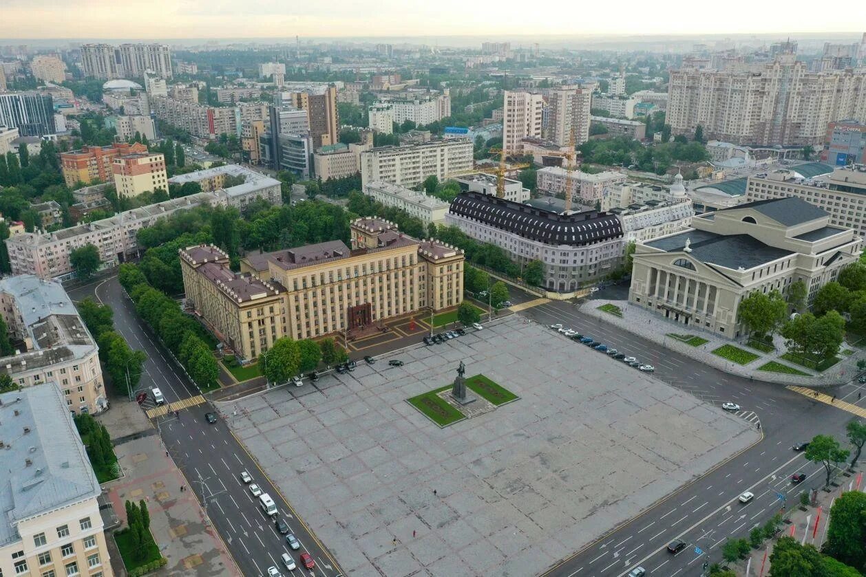 И два здания на площади. Театр на площади ленина воронеж. площадь ленина и театр оперы и балета воронеж. воронеж театр оперы и балета реконструкция. здание театра площадь ленина воронеж.