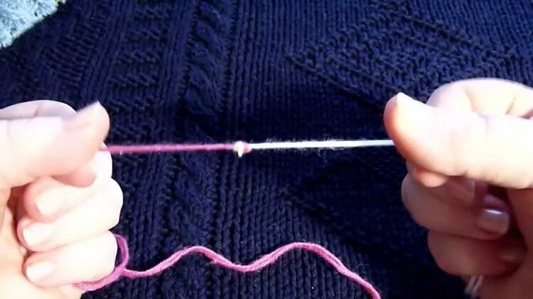 Ткацкий узел. Закончилась нитка при вязании крючком. Как незаметно соединить видео. Ткацкий узел для связывания нитей. Как незаметно соединить видео.