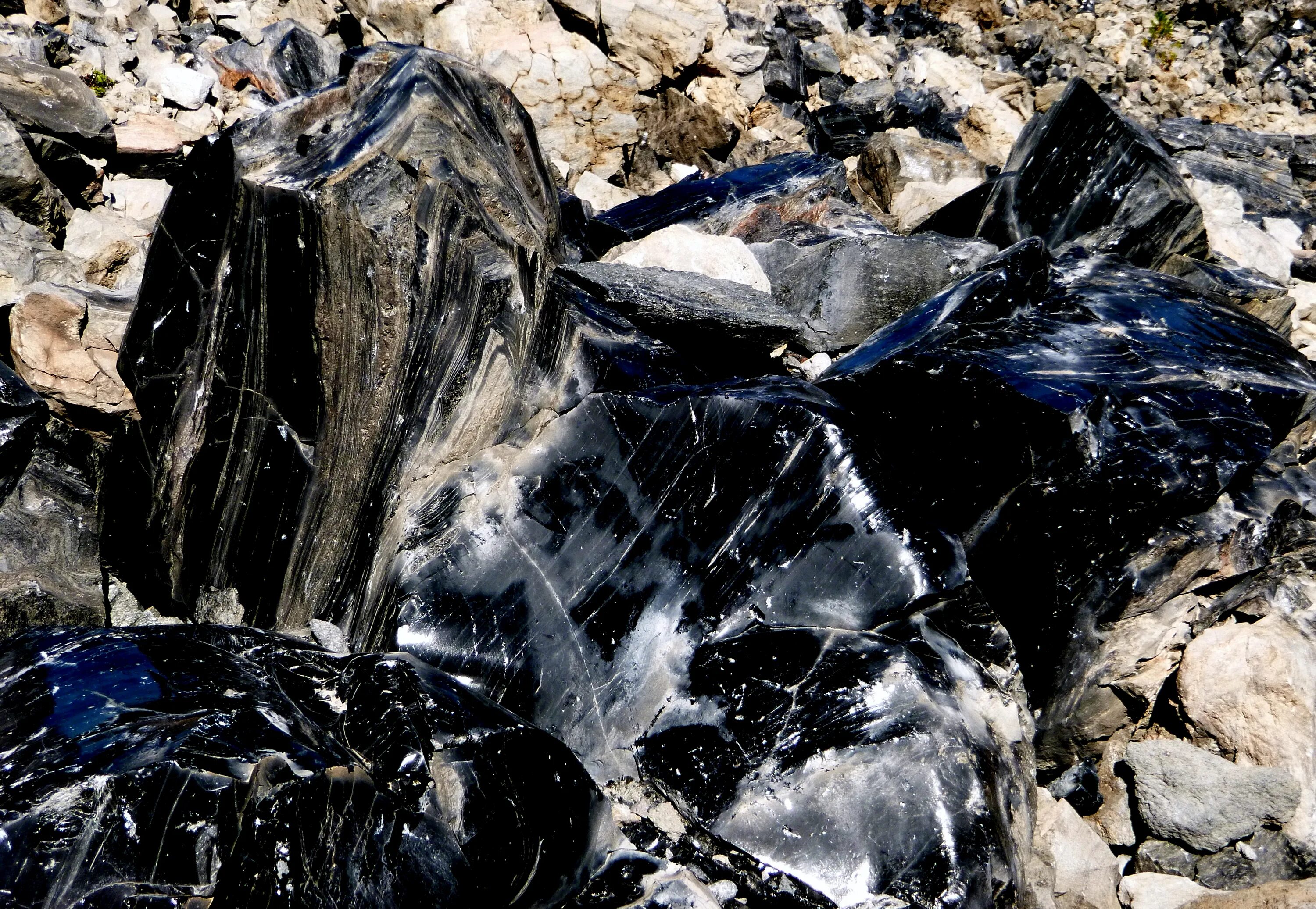 Вулканический камень обсидиан. Вулканическое стекло обсидиан. Армения гора с обсидианом. Пехштейн обсидиан.
