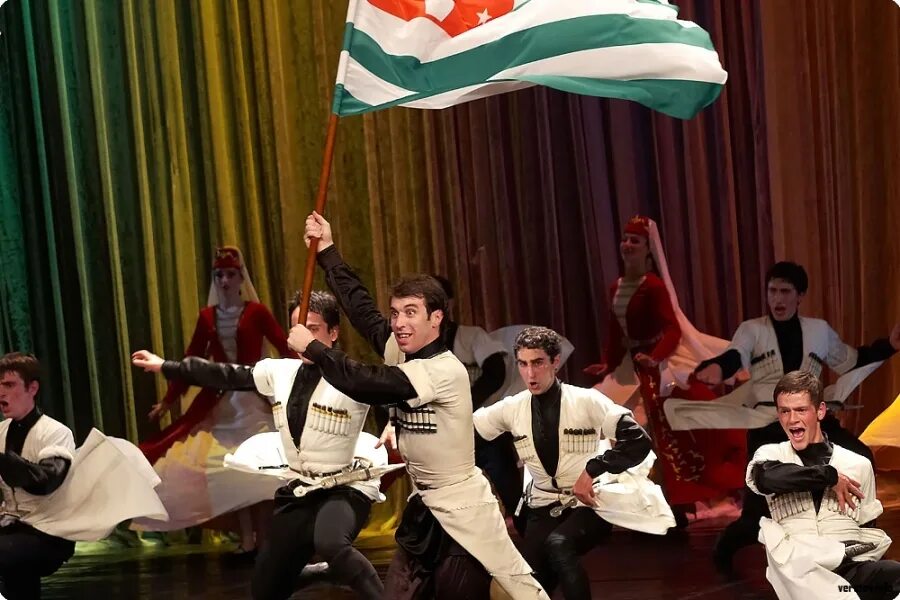 Абазины национальный костюм. Киараз ансамбль абхазия. Ансамбль абжуа абхазия. Абхазы видео. Нац костюм абхазии.