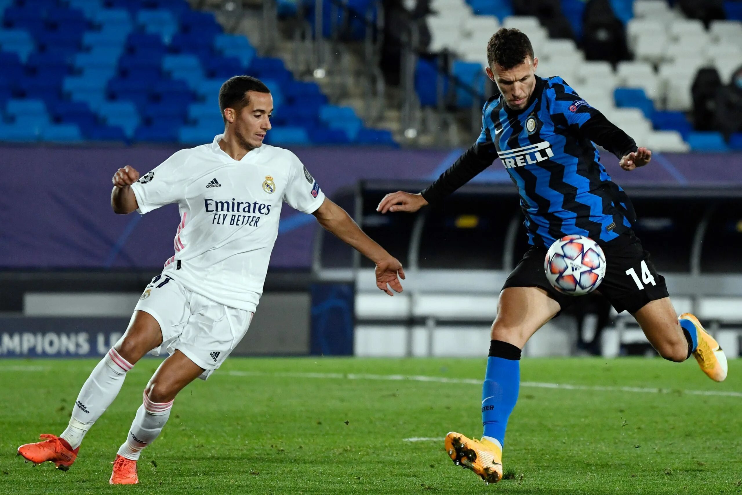 Real madrid vs milan. Реал мадрид против интер. Реал мадрид товарищеские матчи. Real madrid vs milan. Пирло и роналду.
