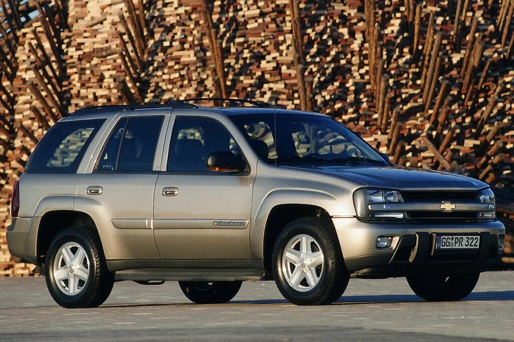 Шевроле трейлблейзер поколения. Chevrolet trailblazer 2002. Chevrolet trailblazer 2001. Trailblazer Chevrolet 2002-2008. Шевроле Трейлблейзер 1 поколение.