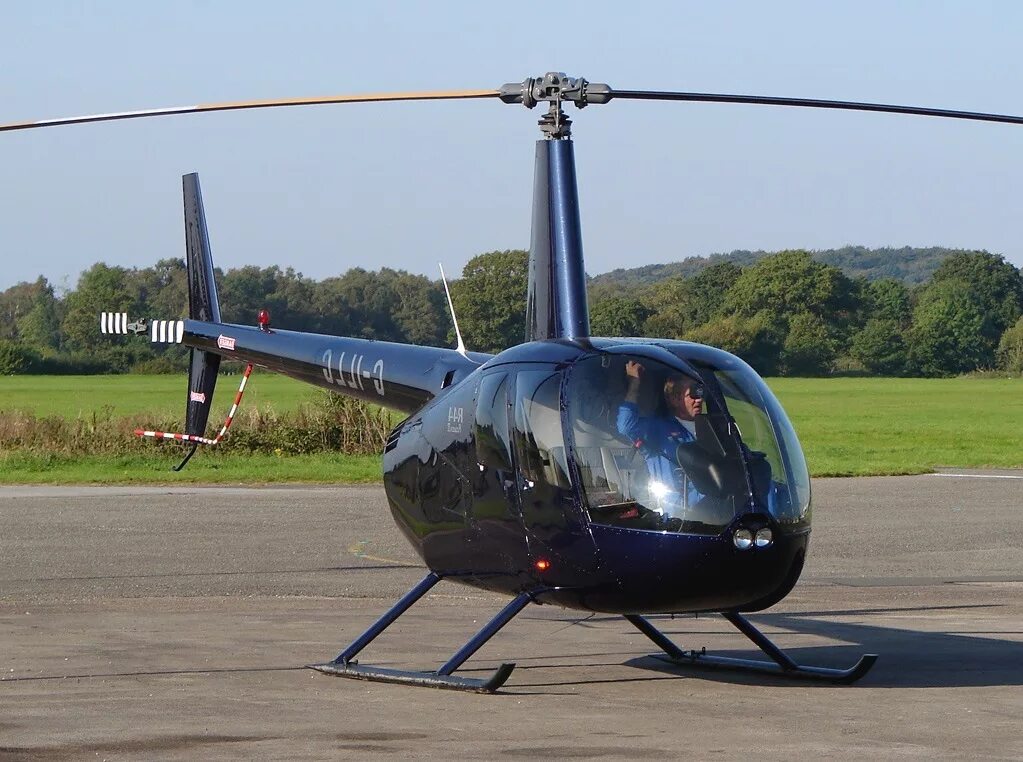 Купить вертолет бу в россии. Вертолет Robinson r44 пассажирский. Вертолет Robinson r44 Сочи. Robinson r44 винт. Вертолет Robinson r44 вектор.