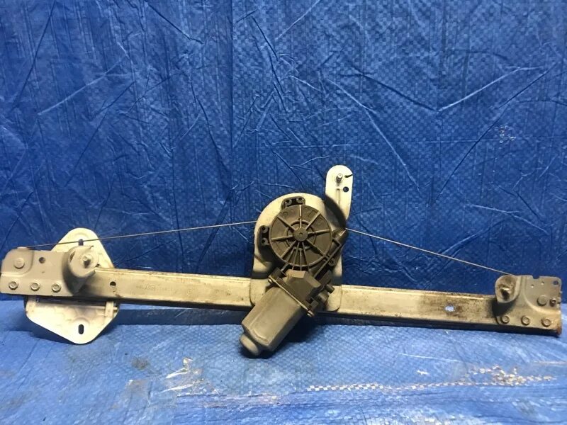 Стеклоподъемник логан. Стеклоподъемник логан. Стеклоподъемник задний левый рено. Логан 2012 стеклоподъемник. Стеклоподъемник логан 1.