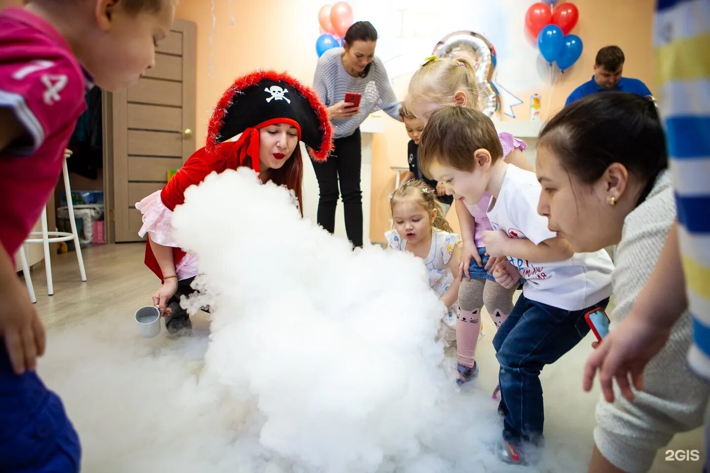 Аниматор вылила азот. Шоу профессора крио. Азотное шоу для детей. Крио мороженое шоу для детей. Шоу с жидким азотом для детей.