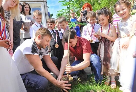 Родители на выпускном в детском саду ответное. Выпускной вечер в саду. выпускница с родителями в детском саду. ответное на выпускном в детском детям. выпускной дети и родители.