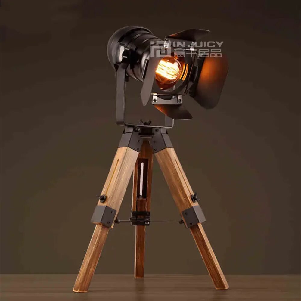 Светильник тренога лофт. Лампа прожектор лофт. Торшер прожектор лофт. Торшер прожектор лофт. Прожекторные лампы лофт.