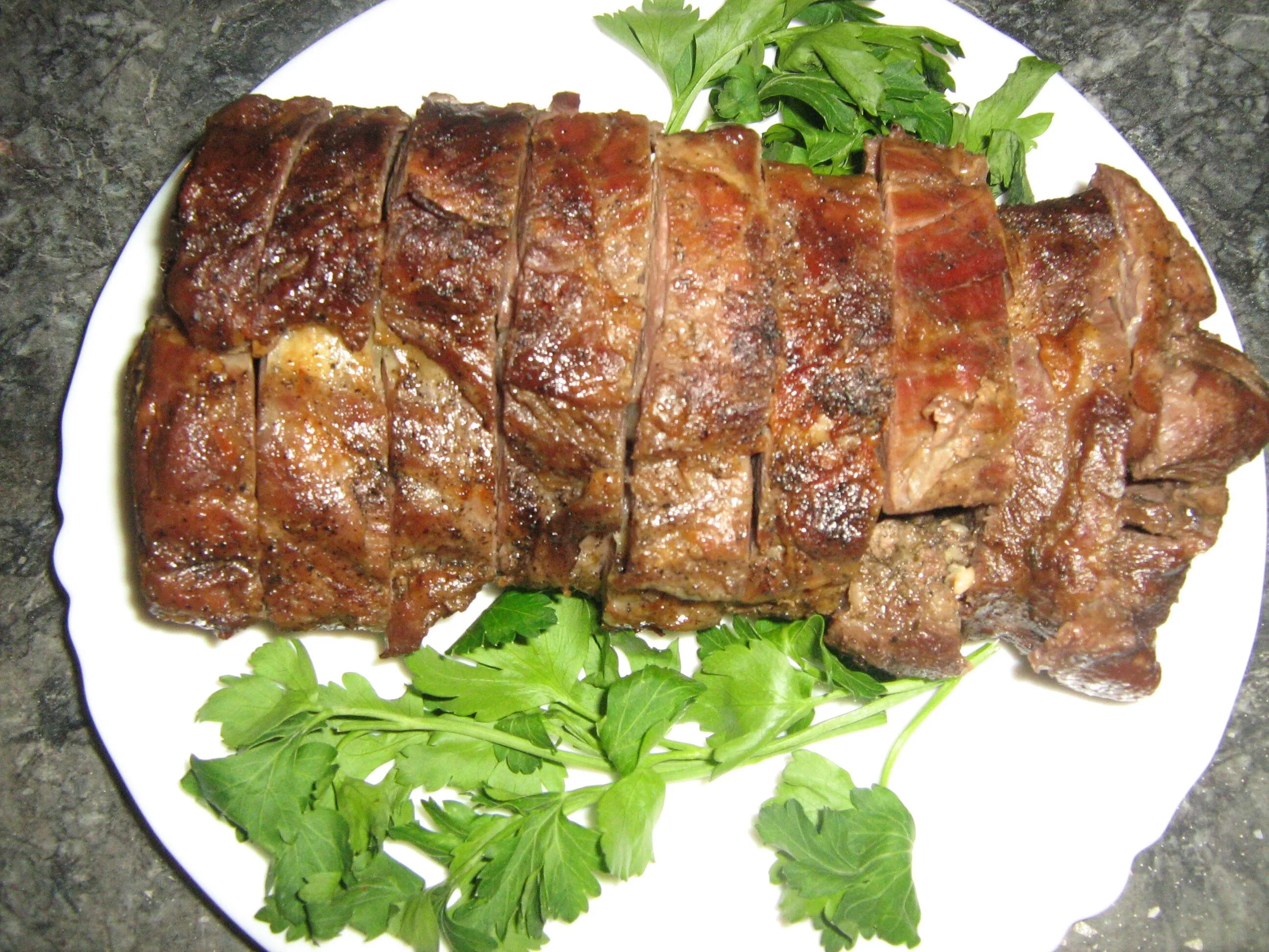 Блюда из говядины. Жареное мясо. Копченая говяжья вырезка. Тендерлойн. Филей говядины в духовке.