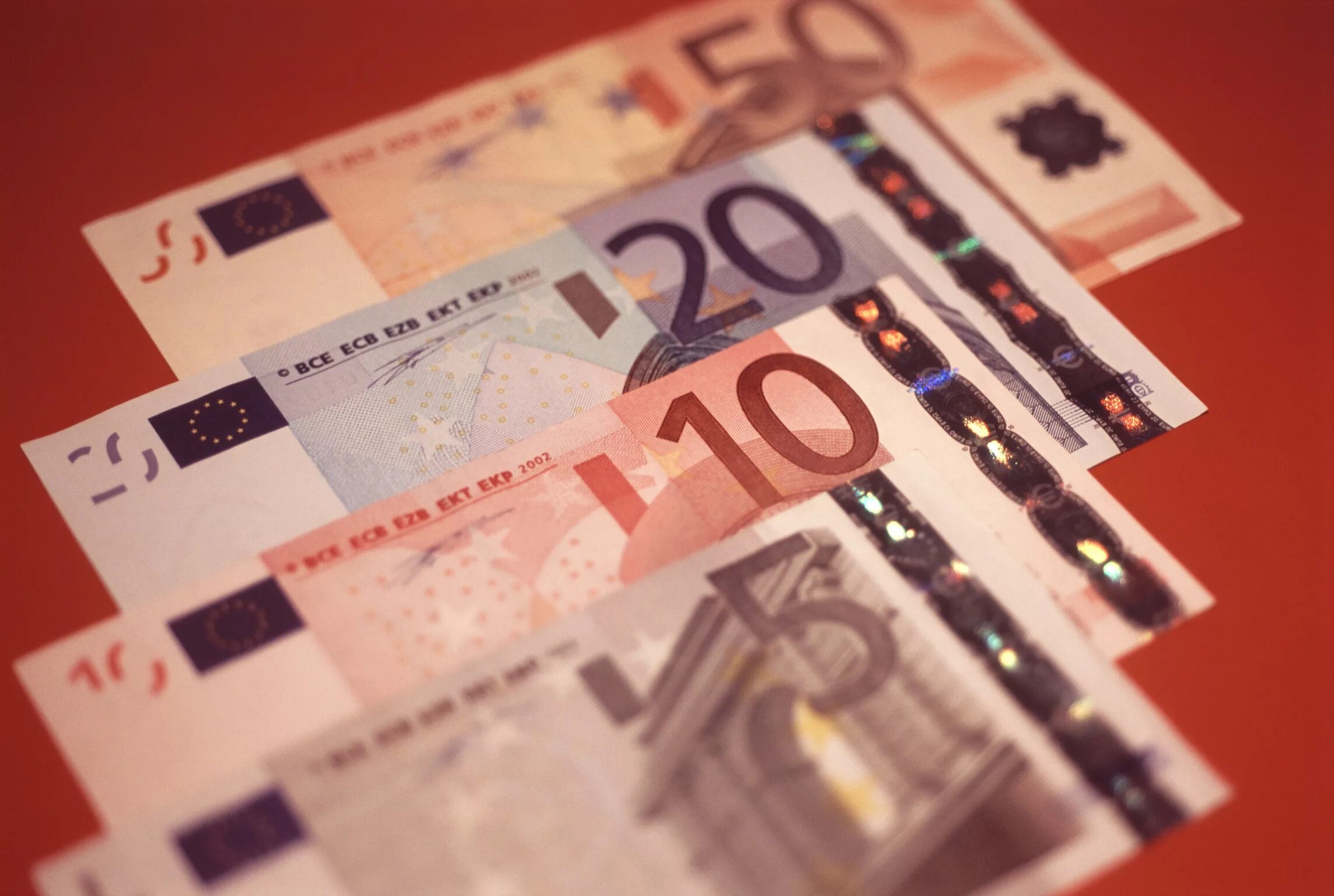 Подлинные евро банкноты. Подлинность евро. Подлинность купюры евро можно проверить по её серийному номеру. Алфавит из сложенных купюр. 1 в евро можно