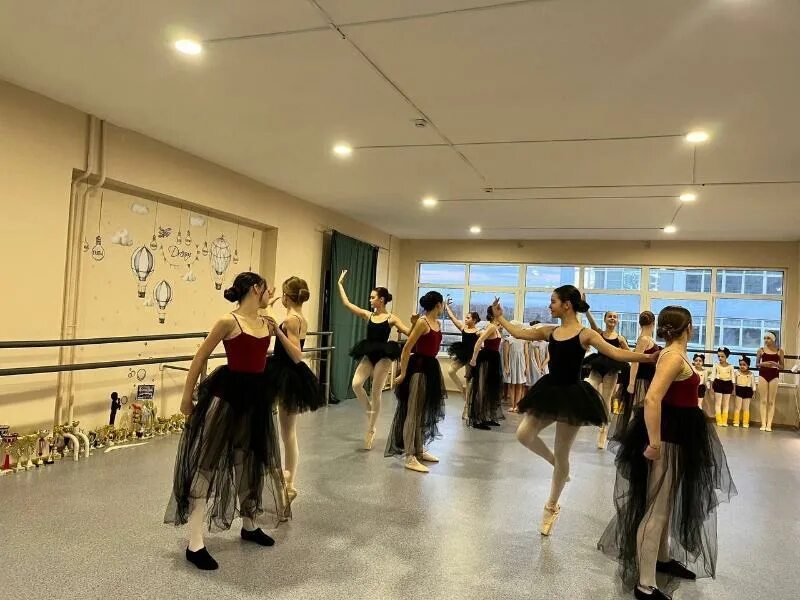 Новогодние танцы для нач школы. Танец 1 класс. Танец на новый год в школе. Танец на первое сентября. Танец под песню малявка.