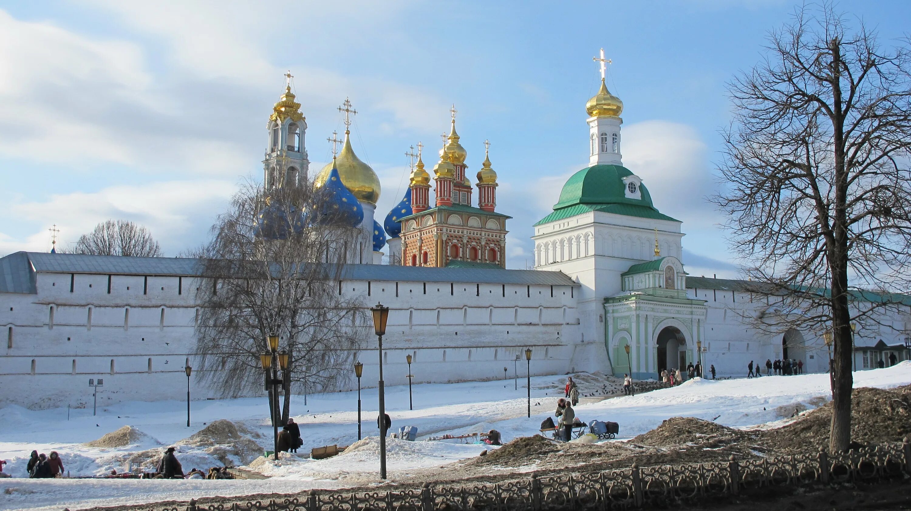 Сергиева лавра находится в городе. Троице-сергиева лавра ворота. троице сергиева лавра духовное. сергий радонежский.троице-сергиева лавра стены монастыря. троицкой сергиева лавра крепость.