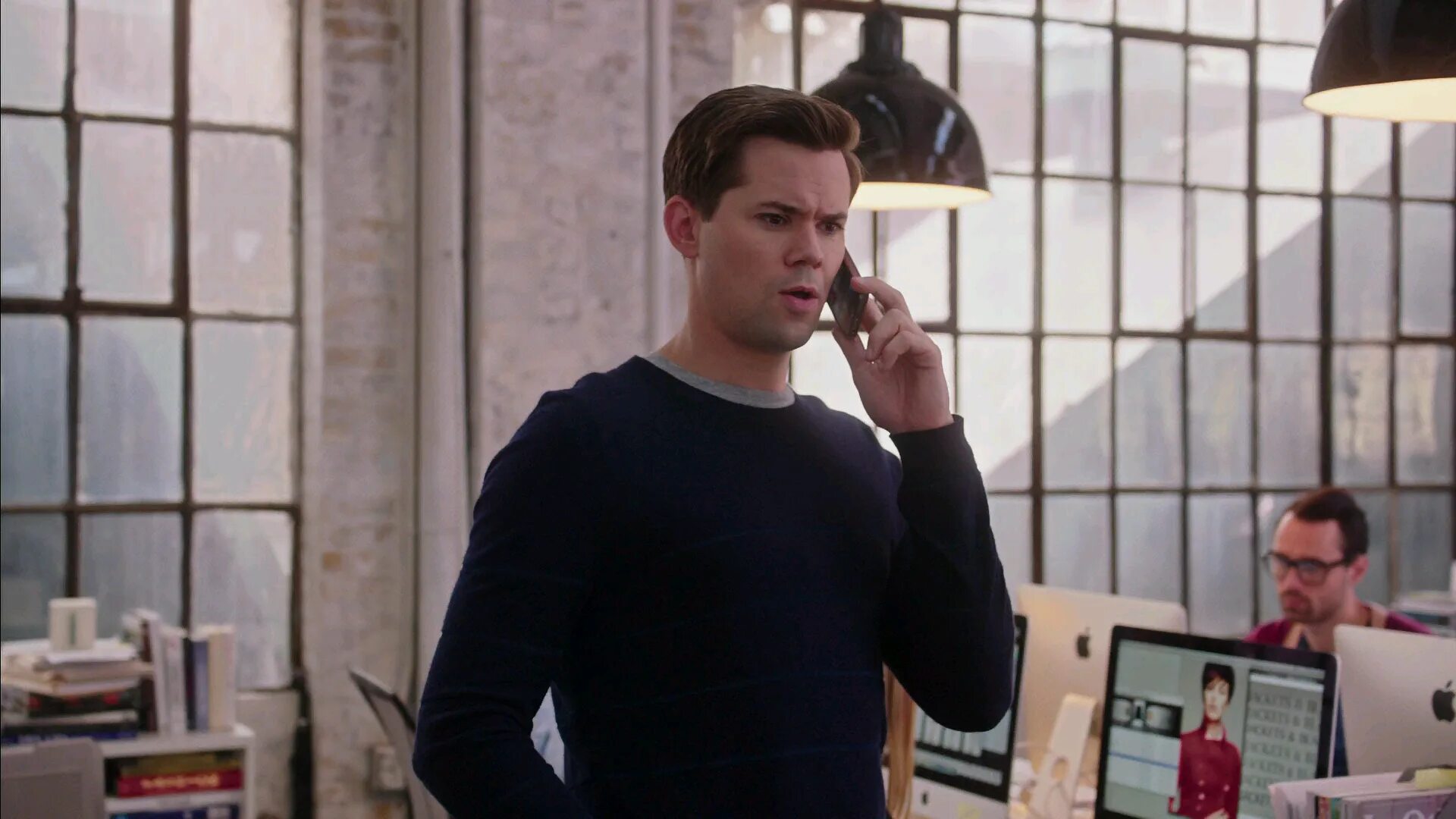 группа людей в офисе. стажёр фильм 2015.