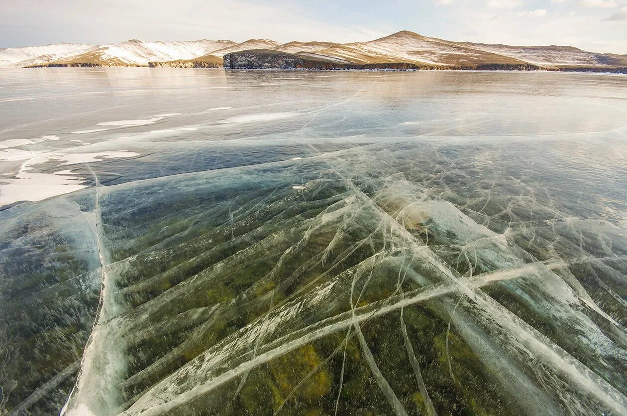 Байкал видно дно. Дно озера Байкал. Лед Байкала. Прозрачный Байкал. Прозрачный лед.