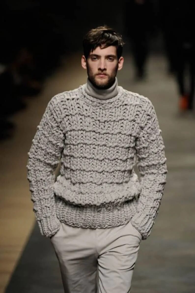 Men knitted. Hermes джемпер мужской Гермес. Мужской свитер. Мужской свитер крупной вязки. Свитер грубой вязки мужской.