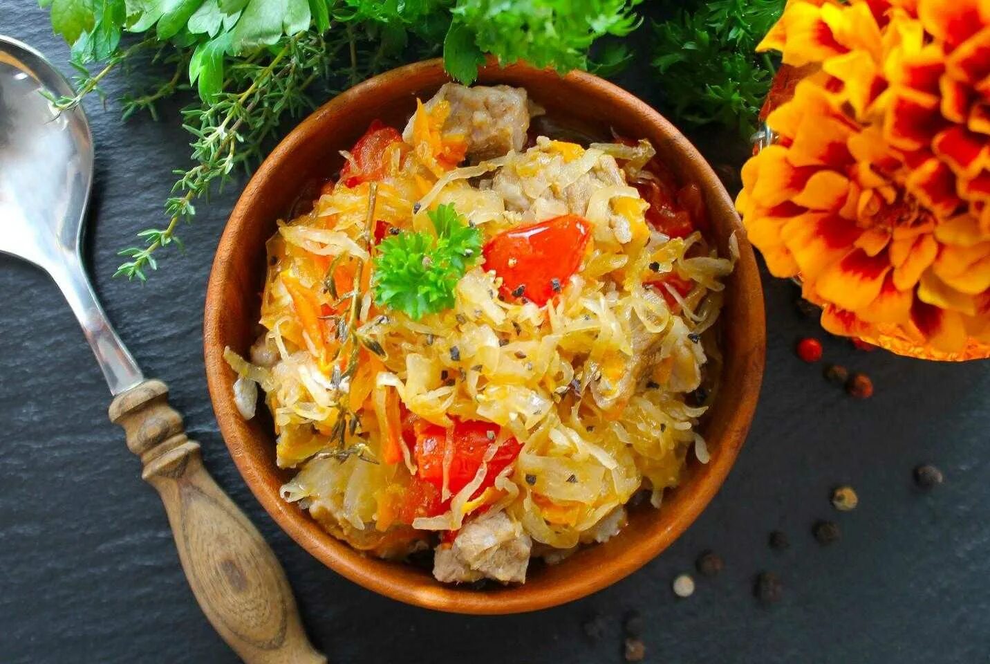 Вкусная тушеная капуста. Тушеная квашеная капуста. Кваленная тушеная капуста. Тушёная капуста с мясом. Гарнир к тушеной капусте.