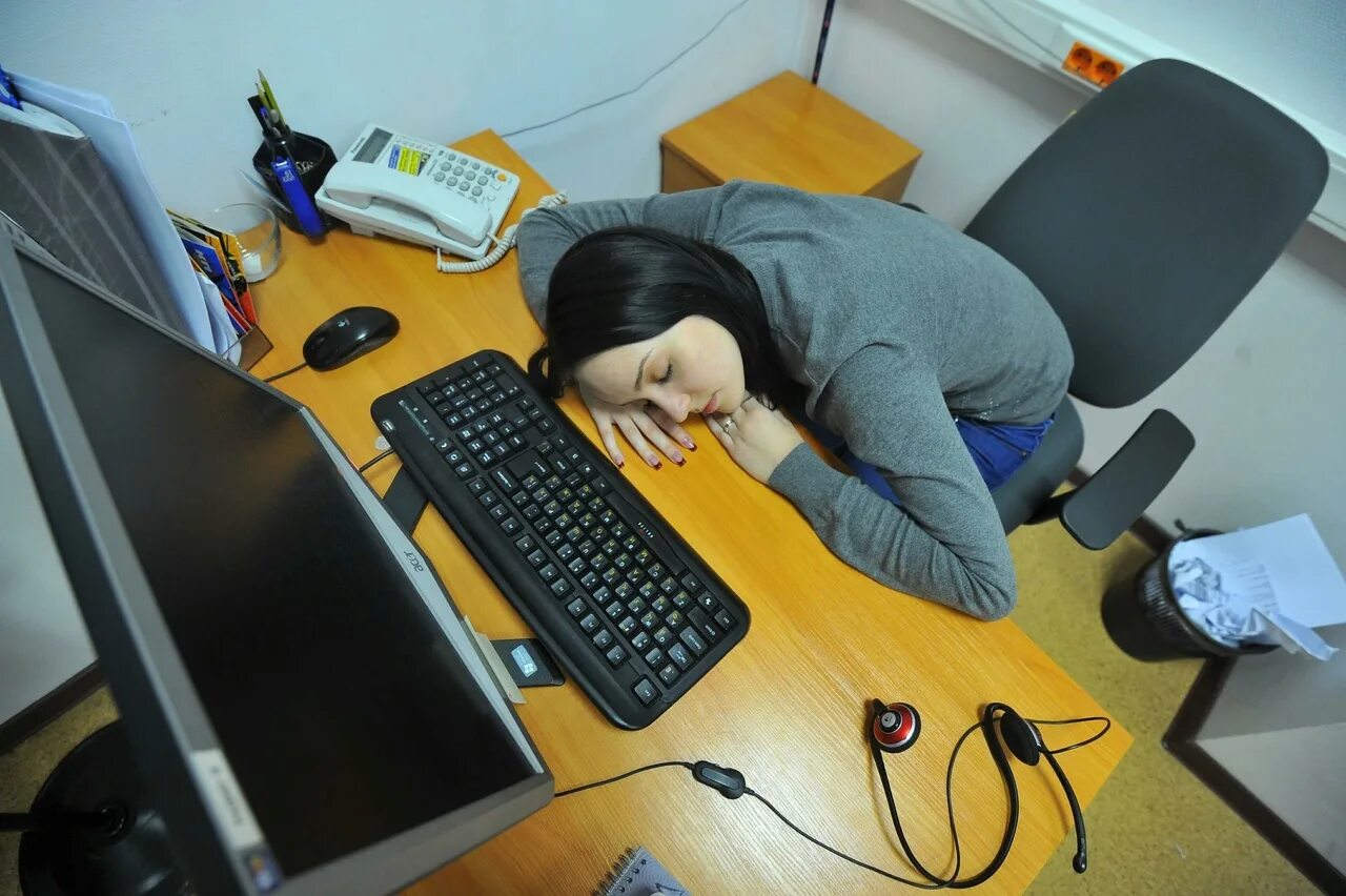 Нормально на работе была. Уснул на рабочем месте. сонная девушка на работе.