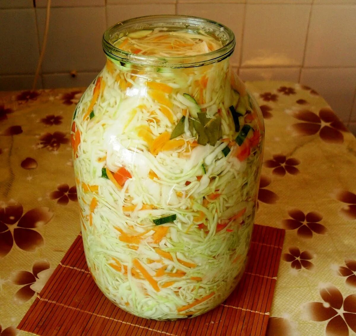 Квашенная капуста в банке. Квашеная капуста хрустящая. Квашеная капуста в банке. Маринованная капуста быстрого приготовления хрустящая и сочная. Капуста под железной крышкой на зиму:.