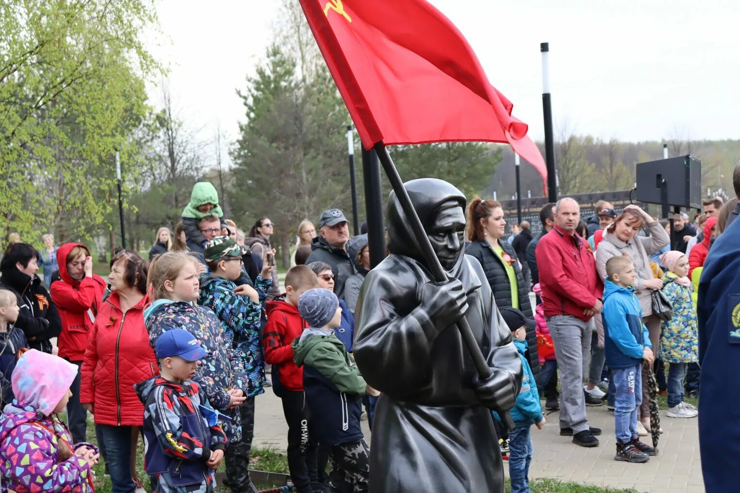 Памятник старушке с флагом в Костроме в парке Победы. Парк Победы Кострома статуя бабушки с флагом. Памятник бабушке Ане в парке Победы в Костроме. Парк день Победы Кострома. 9 мая бабушки