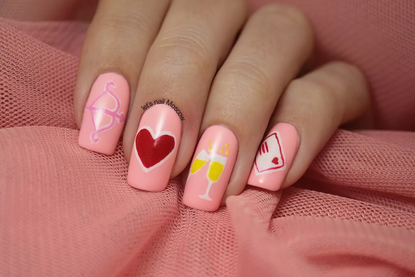 Ногти на 14 февраля. Ногти на 14 февраля. Красные ногти с надписями. Красные ногти маникюр. Ногти на 14 февраля.