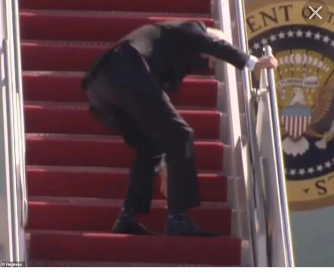 Он поскользнулся поднимаясь по лестнице. Джо Байден лестница. Джо Байден упал на трапе самолета. Джо Байден упал. Падающий Джо.