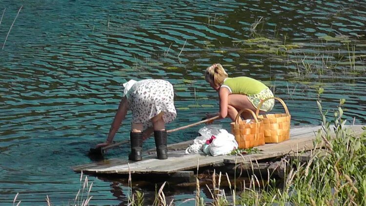 Женщины стирают на речке. Бабы на речке. Полоскать белье в реке. Бабушка купается в речке. Дамы на речке.