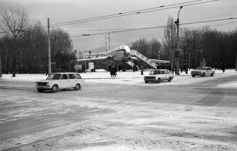 Ил-14 самолёт. Парк горького группа 1990. Парк горького пермь аттракционы. Цпкио им горького москва. Самолет кафе в парке горького красноярск.