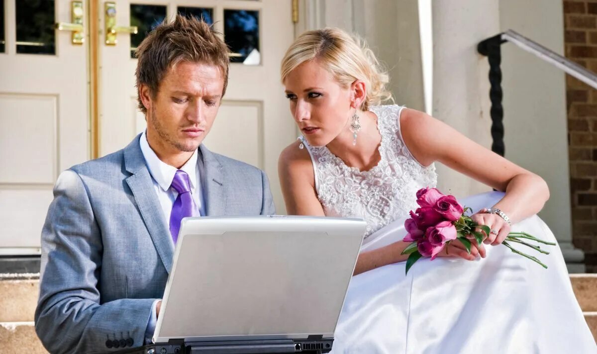 Невеста у компьютера. Свадьба с компьютером. Невеста с ноутбуком. Невеста за компом.