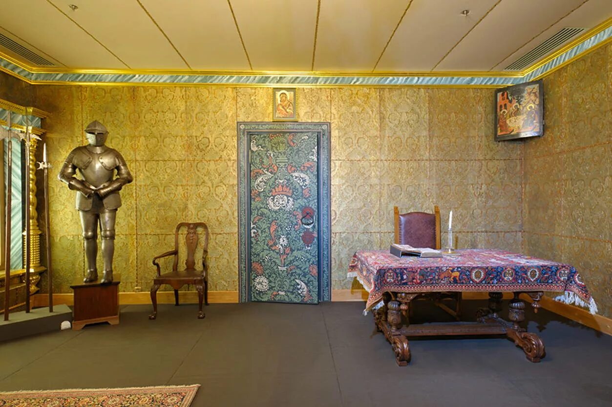 Покои императора японии. Царские палаты романовых москва. Дворец царя алексея михайловича в музее-заповеднике коломенское. Спальня императора, дворец фонтенбло. Царская опочивальня теремной дворец.