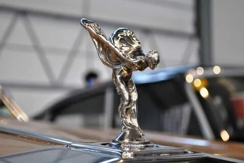 Фигурка на капот автомобиля