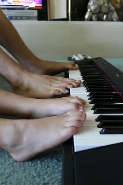 с2 на пианино. я свободен на фортепиано. Instafeet регистрация. Feet on piano. Feet piano.