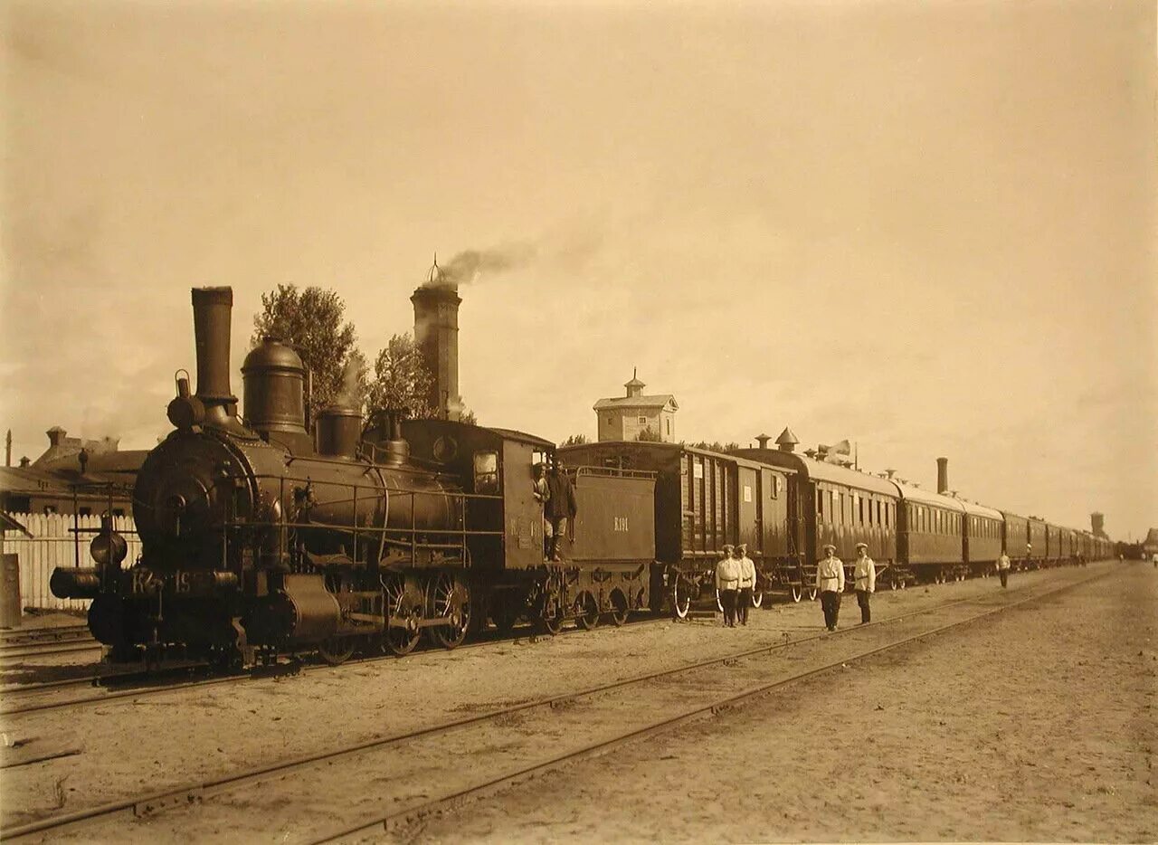 Железные дороги 1880. Паровоз Российской империи 19 века. Паровозы Российской империи 20 века. Паровозы Российской империи XIX века. Железная дорога 19 век Челябинск вокзал.