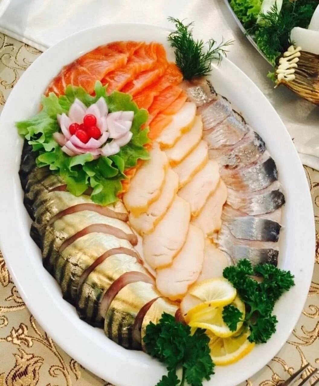Рыбная тарелка. Рыбная тарелка ассорти. Красивая Рыбная нарезка. Рыбное ассорти на праздничный стол. Нарезки рыбы на стол