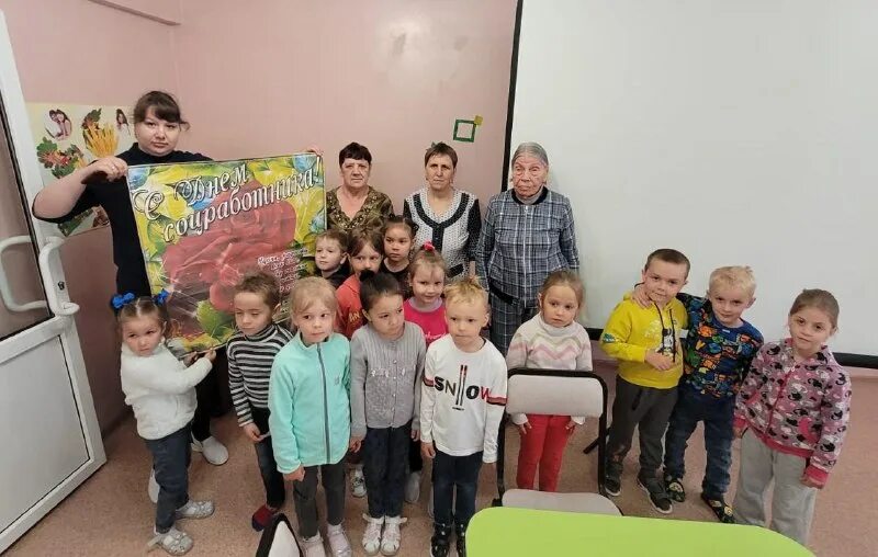 воспитатели детских интернатов. елатомский интернат для умственно отсталых детей. одежда для помощника воспитателя. бутурлиновский детский дом. детский дом воронежская область.