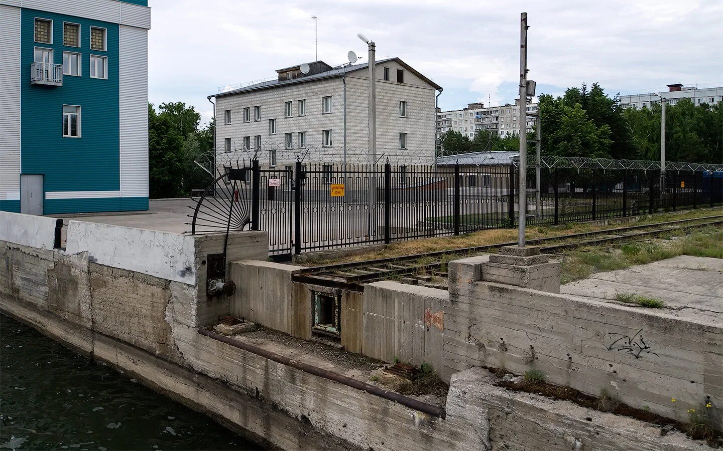 Новосибирск советский район микрорайон шлюз. Новосибирский судоходный шлюз. Судоходный шлюз Новосибирской ГЭС. Микрорайон шлюз Новосибирск. Шлюз Академгородок.